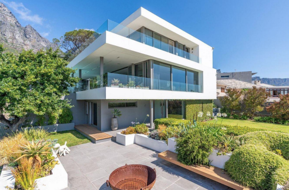 Eine Villa in Camps Bay mit Blick auf den Atlantik und die Twelve Apostles - f&uuml;r ausl&auml;ndische
Eigent&uuml;mer solcher Immobilien bringt das Budget 2026 neue Steuerregeln mit sich.
Das Haushaltsbudget 2026 bringt f&uuml;r ausl&auml;ndische Eigent&uuml;mer von Immobilien in S&uuml;dafrika
konkrete steuerliche Ver&auml;nderungen. 